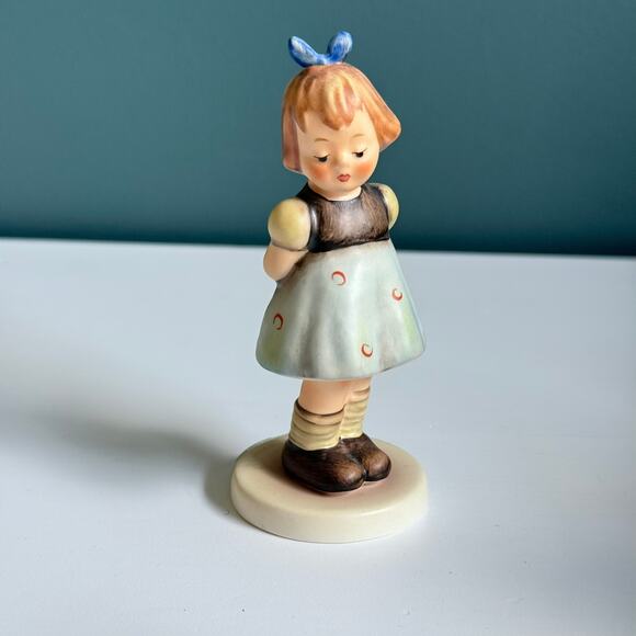 Vintage Hummel 4" Figurine "Two Hands, One Treat" TMK‎ 7 #493 Girl C1 - Picture 1 of 5